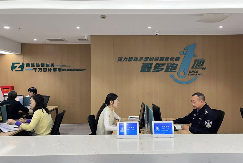 里“枫”景别样红冰球突破“浙”